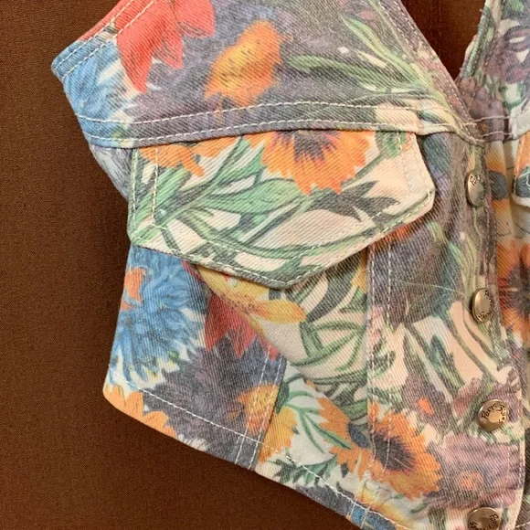 Button-Down Halter Crop Top - Picture 4 of 11